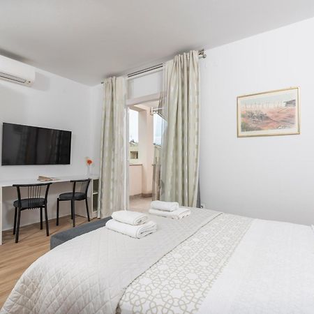 Apartments Viktor Porec Bagian luar foto